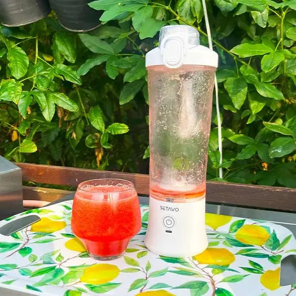 Läskande vattenmelondryck med is och honung – sommarens enklaste svalka